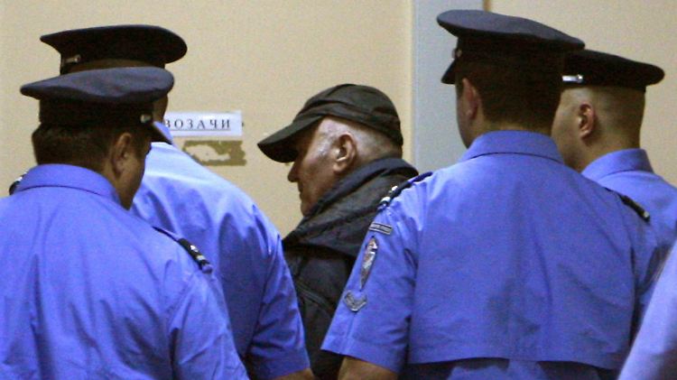 Ratko Mladic wird abgeführt.