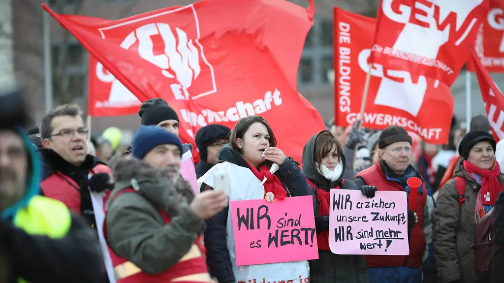 Warnstreik-Tarifverhandlungen-Oeffentlicher-Dienst-Berlin-Warnstreik-zu-den-Tarifverhandlungen-im-oeffentlichen-Dienst-der-Laender-Mehrere-tausend-Angestellte-des-Oeffentlichen-Dienstes-folgen-einem-Aufruf-des-ver-di-Landesbezirk-Berlin-Brandenburg-und-der-GEW-Berlin-und-protestieren-auf-einer-Streikkundgebung-am-Dorothea-Schlegel-Platz-Der-Schwerpunt-der-ganztaegigen-Arbeitsniederlegungen-ist-der-Sozial-und-Erziehungsdienst-Die-Gewerkschaften-forden-mehr-Gehalt-die-unbefristete-Uebernahme-der-Auszubildenden-die-Angleichung-der-Urlaubstage-an-die-der-Tarifbeschaeftigten-und-fuer-die-Berliner-Beamten-die-Uebernahme-der-Tarifergebnisse