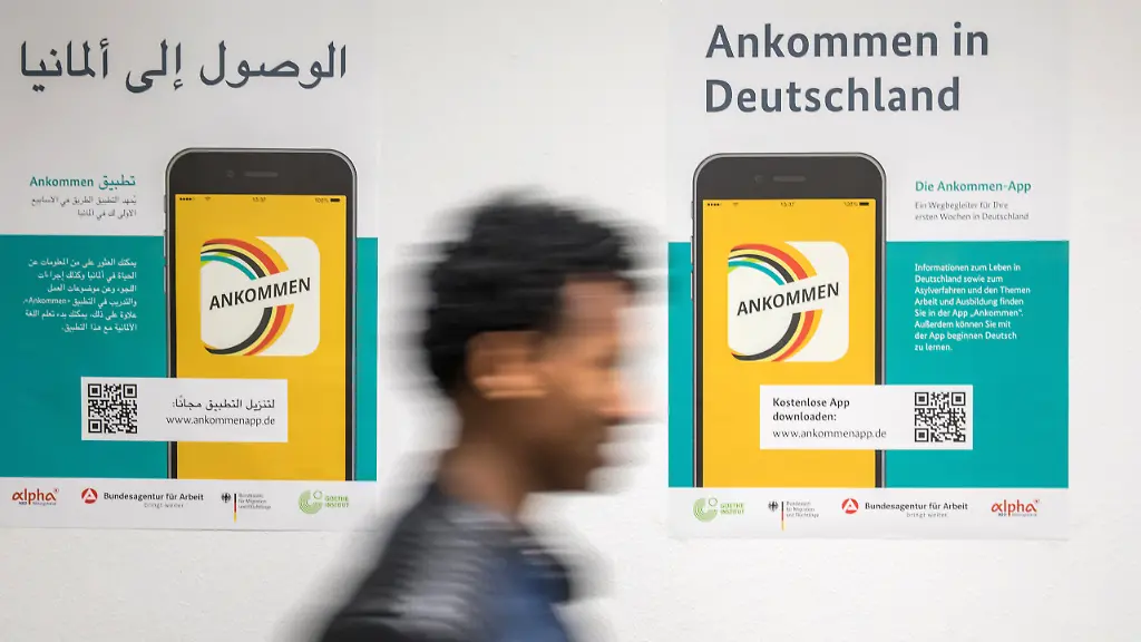 Der-Fluechtling-Filimon-der-nach-eigenen-Angaben-aus-Eritrea-kommt-geht-am-20-12-2016-in-der-Erstaufnahmestelle-in-Suhl-Thueringen-zum-Gespraech-mit-einem-Entscheider-Das-Bundesamt-fuer-Migration-und-Fluechtlinge-BAMF-hat-seit-einem-Jahr-eine-Aussenstelle-in-Suhl-in-der-jede-Woche-rund-100-Menschen-ihren-Asylantrag-stellen-zu-dpa-KORR-Von-Eritrea-nach-Suhl-die-Flucht-vor-dem-Militaerdienst-vom-02-01