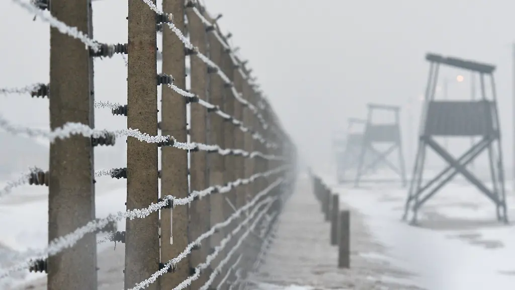 27-01-2017-Oswiecim-72-rocznica-wyzwolenia-niemieckiego-nazistowskiego-obozu-koncentracyjnego-i-zaglady-Auschwitz-Birekenau-Foto-Artur-Widak-Newspix-pl-The-72nd-anniversary-event-commemorating-the-liberation-of-the-German-Nazi-concentration-and-extermination-camp-Auschwitz-Birkenau-On-Friday-27-January-2017-in-Oswiecim-Poland-Newspix
