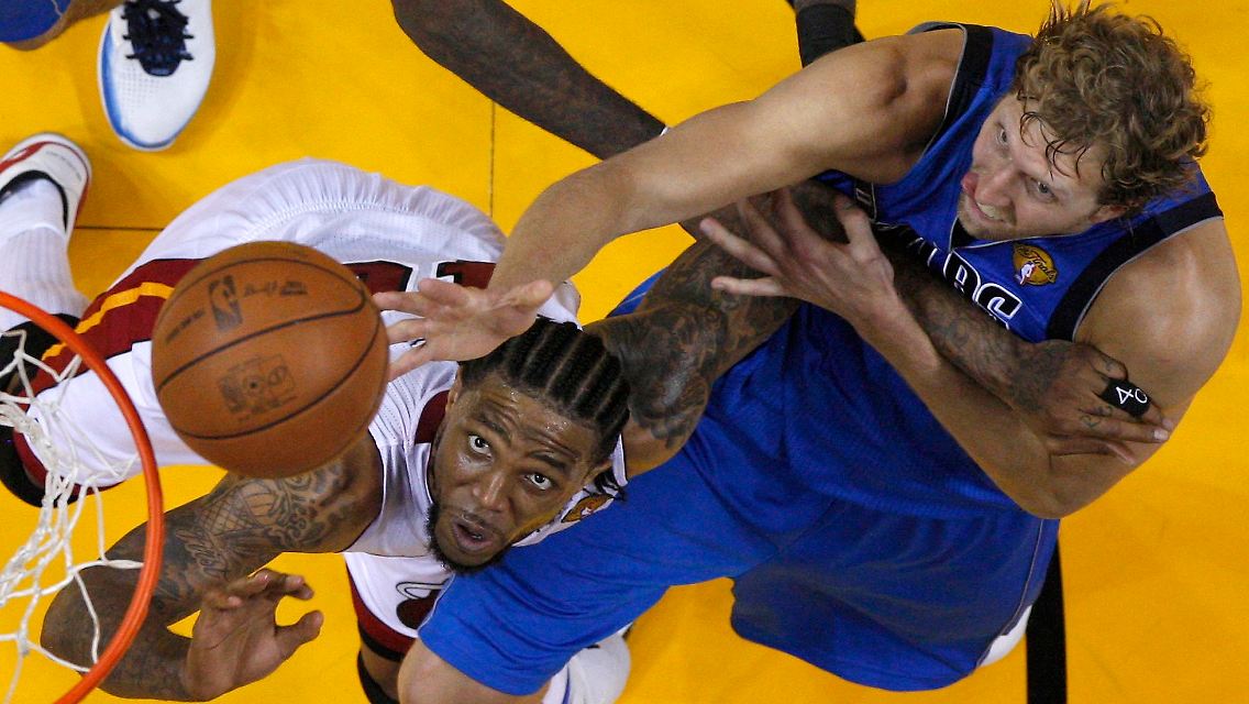 Dirk Nowitzki, rechts, im Kampf um einen Rebound.