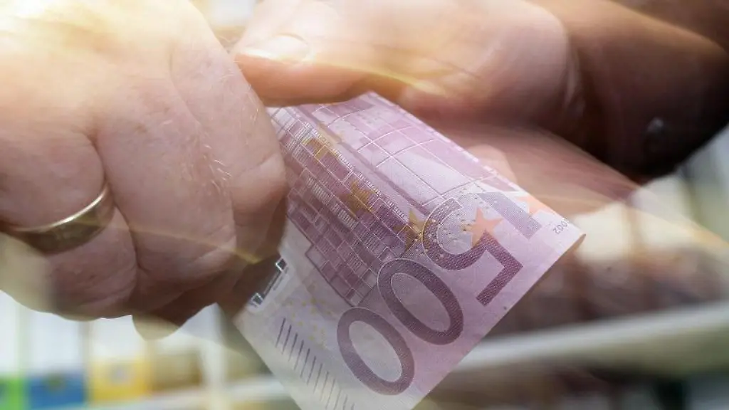 Eine-Hand-waescht-die-andere