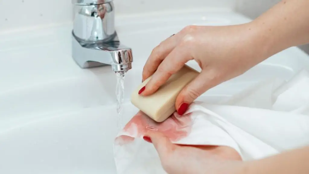 Loesung-fuer-den-Rotweinfleck