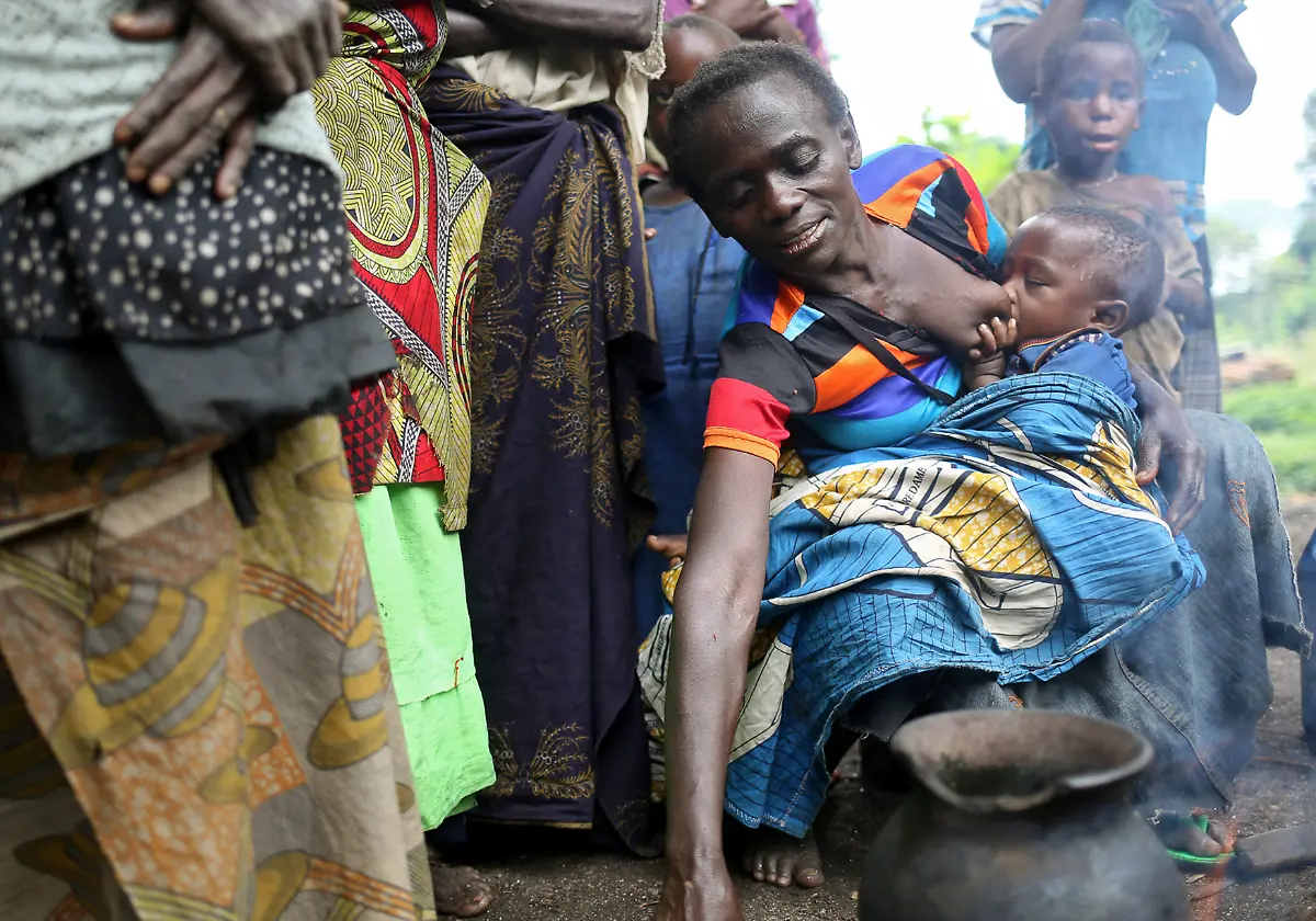 18-In-dem-Lager-von-Kagorwa-in-das-etwa-300-Pygmaeen-umgesiedelt-wurden-haben-die-Menschen-nicht-genuegend-zu-essen-die-Kinder-sind-hager-und-unterernaehrt-Sie-essen-einfache-Maniokblaetter-ohne-Salz-und-Oel