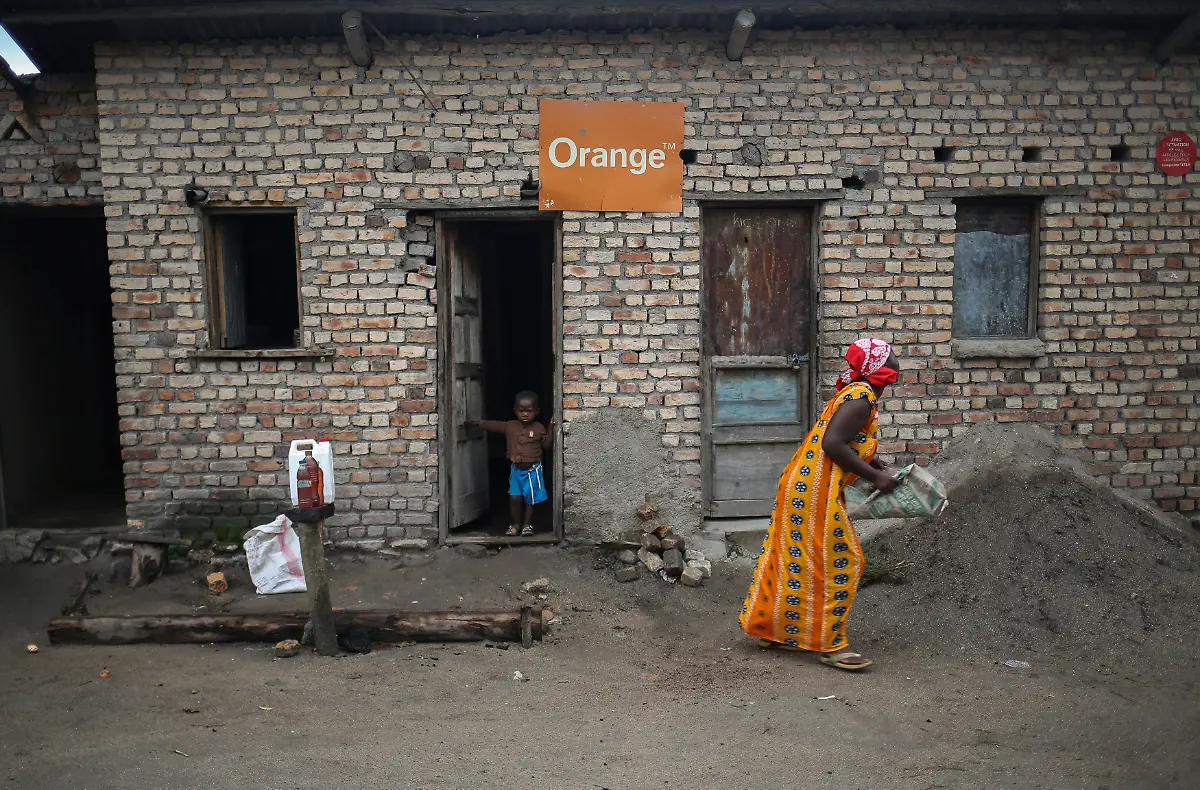 5-Die-Bambutis-wurden-wie-auch-andere-Pygmaeen-Gruppen-in-Afrika-aus-ihrer-Heimat-vertrieben-um-Platz-fuer-die-Bahavu-Bevoelkerung-zu-machen-ein-Bantu-Volk-das-heute-mehr-als-95-Prozent-der-Bevoelkerung-Idwjis-ausmacht