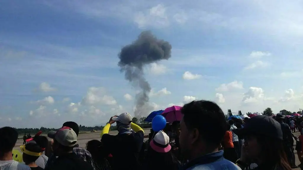 Videoaufnahmen-zeigen-eine-gewaltige-Explosion-nach-dem-Absturz-des-Piloten