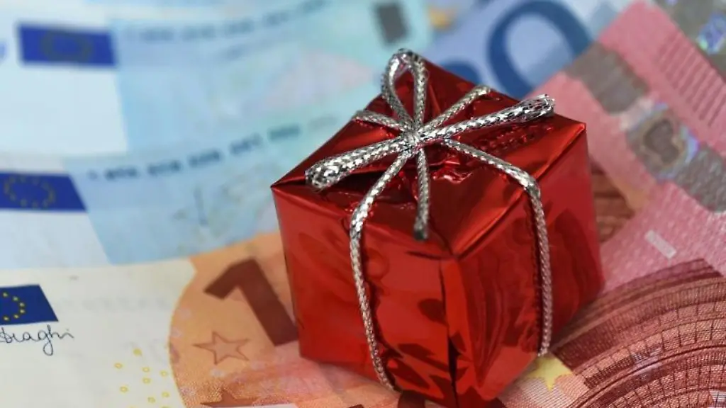 Geldscheine-und-kleines-Paket