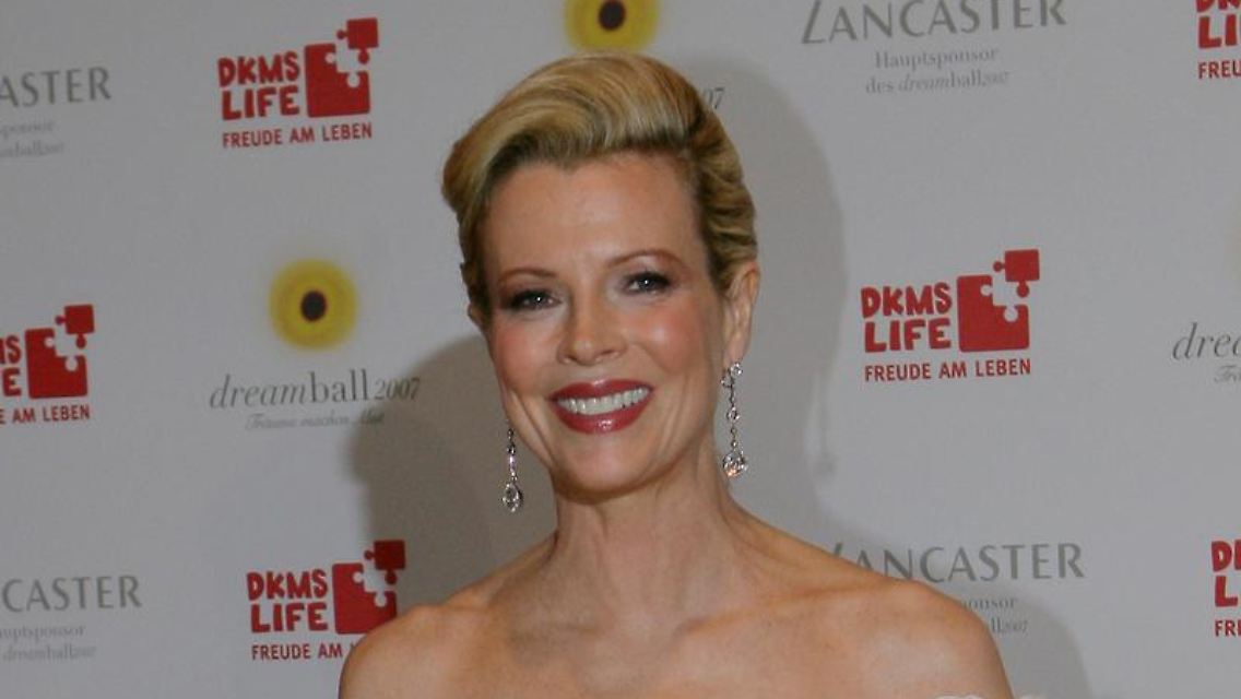 Kim Basinger bewegt sich im kleinkriminellen Milieu - selbstverständlich nur auf der Leinwand.