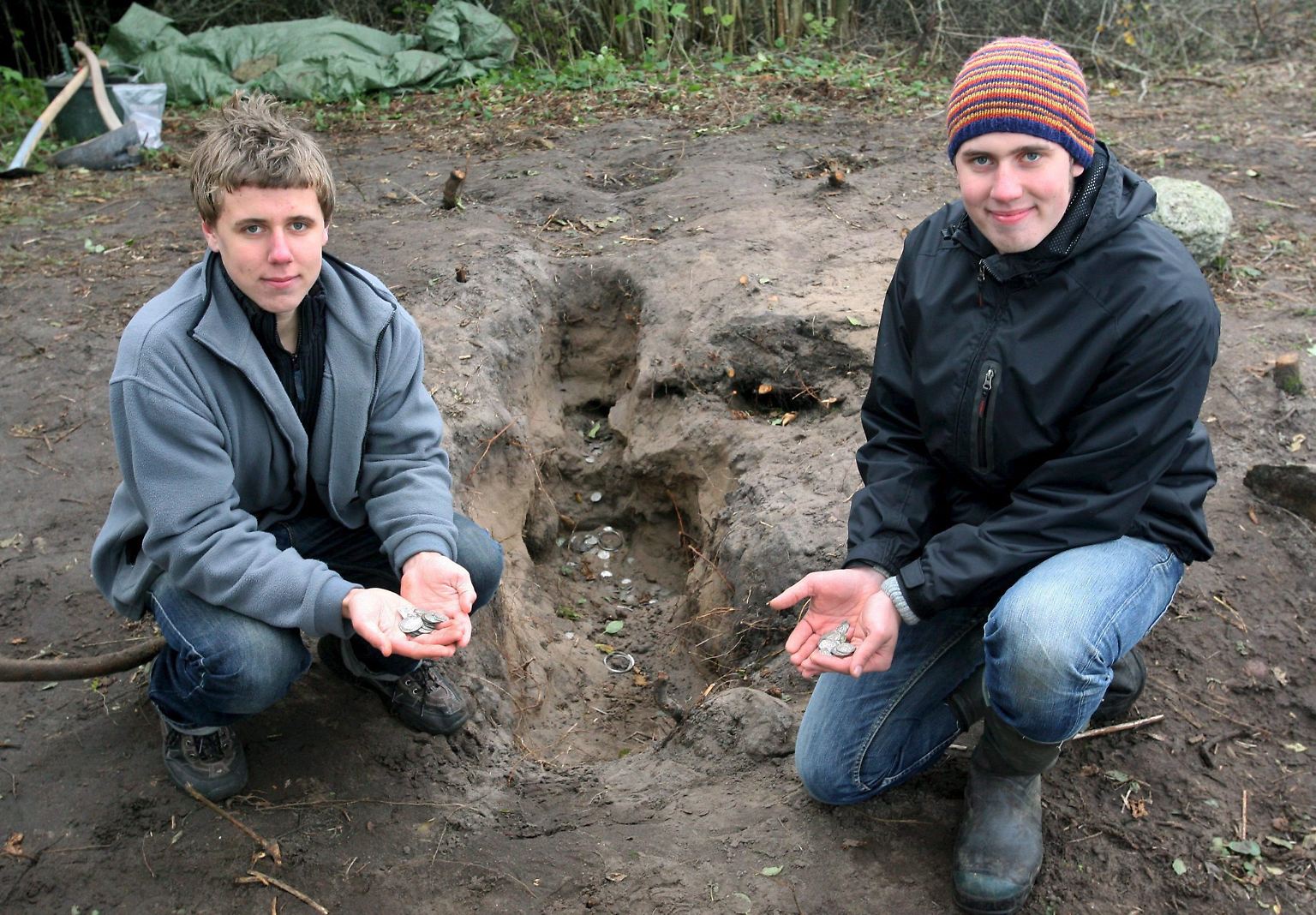Fundsache, Nr. 39: Auf Gotland finden im Oktober 2006 zwei Schweden tatsächlich einen 1000 Jahre alten Wikingerschatz. Mit der Feldarbeit beschäftigt, stoßen sie zufällig auf den drei Kilo schweren Schatz, der aus arabischen Münzen und silbernen Halsketten besteht. Wie hoch der Finderlohn für die beiden Männer war, ist nicht bekannt.