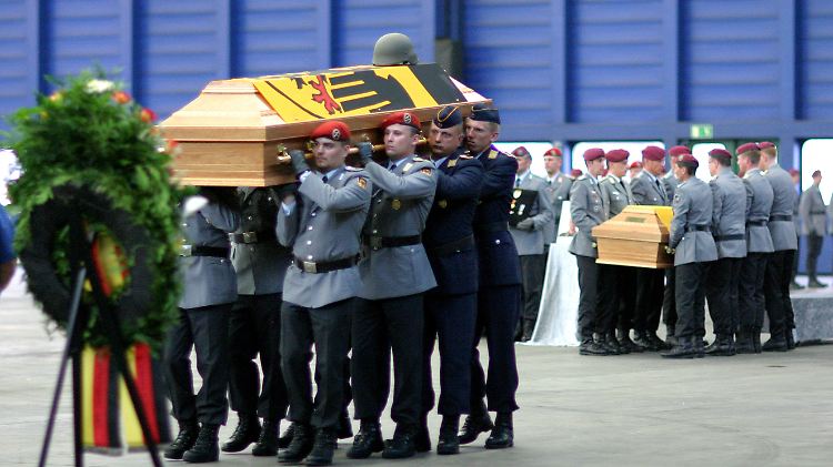 Die Särge der zwei in Afghanistan getöteten Soldaten kommen in Deutschland an.