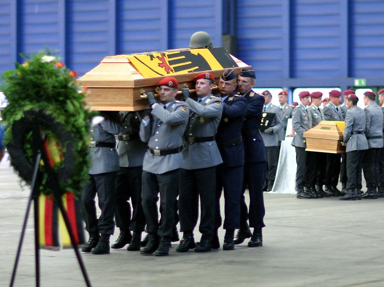 Die Särge der zwei in Afghanistan getöteten Soldaten kommen in Deutschland an.