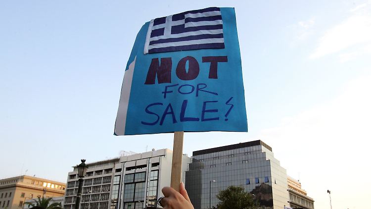 Die Proteste in Athen gegen die drastischen Sparmaßnahmen halten an. 