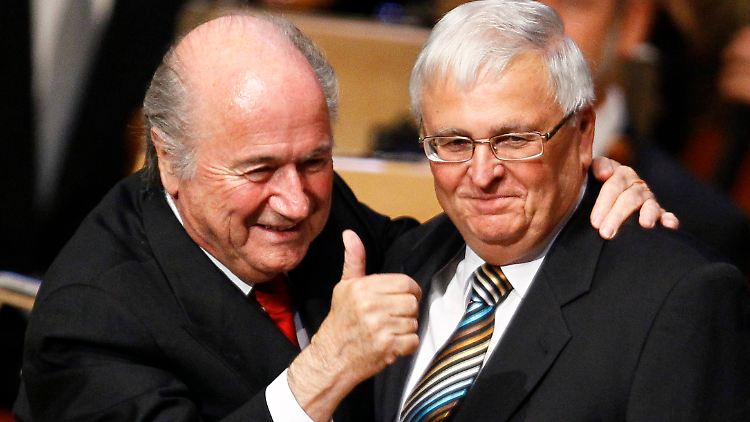 "Wenn du nicht mehr weiter weißt, gründe einen Arbeitskreis": FIFA-Boss Joseph Blatter mit seinem Statuten-Reformer, DFB-Präsident Theo Zwanziger.