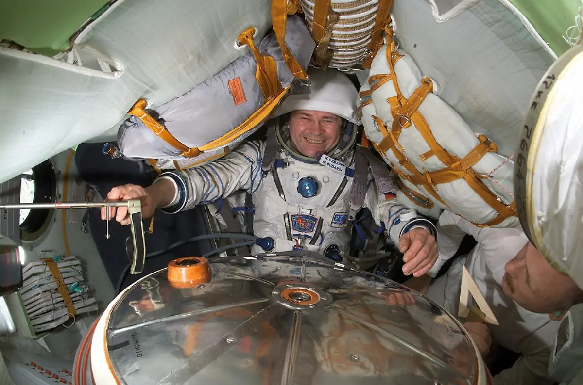 ISS-06-Nikolai-Budarin-in-the-Soyuz-TMA-1-spacecraft