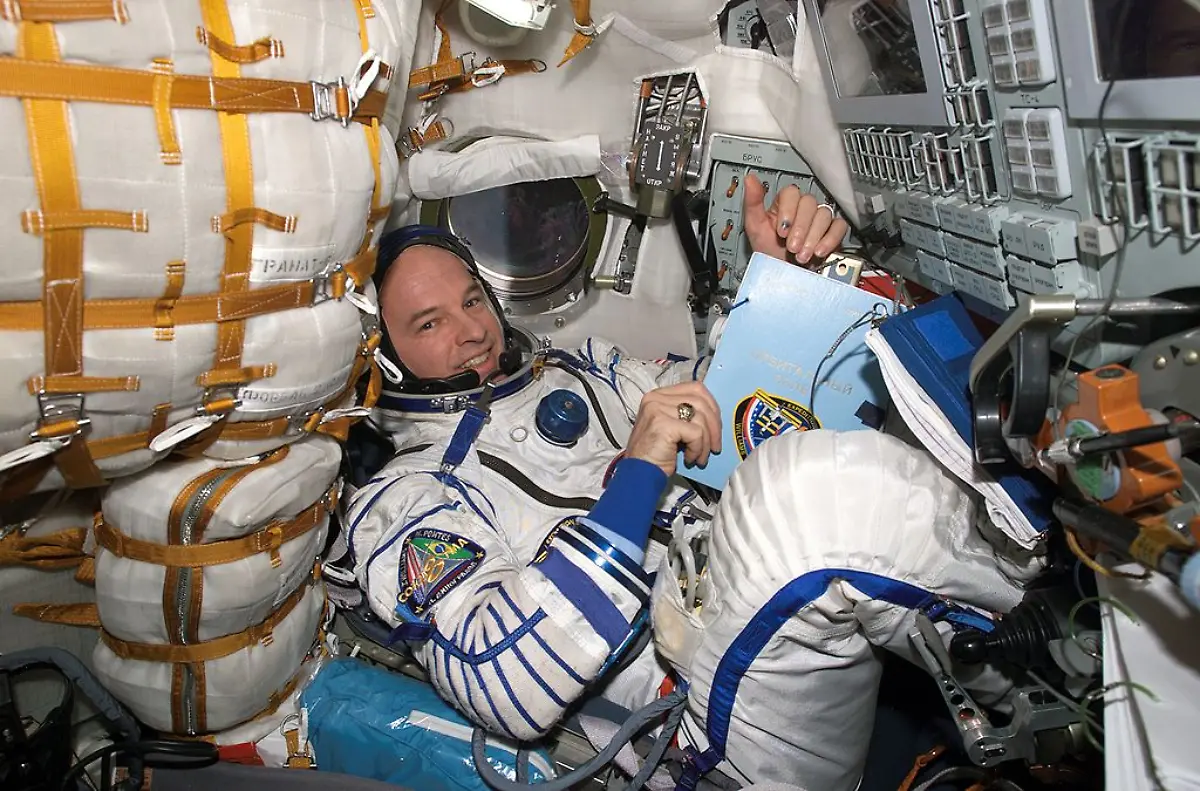 1024px-Jeffrey-Williams-inside-the-Soyuz-TMA-8-spacecraft
