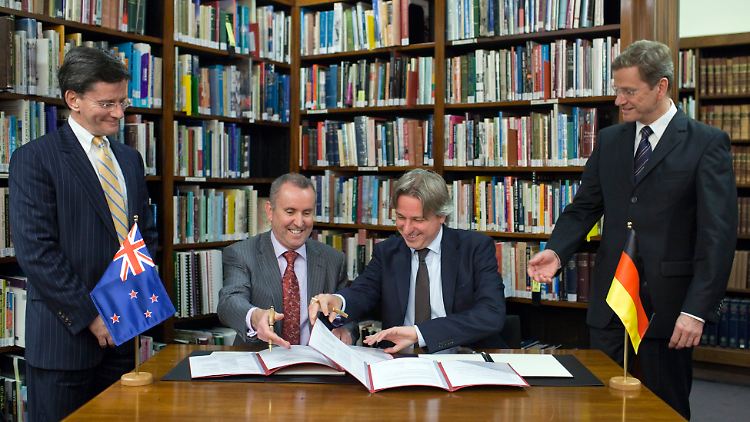 Der Staatssekretär im neuseeländischen Kulturministerium, Lewis Holden (2.v.l.) und der Direktor der Frankfurter Buchmesse, Jürgen Boos (2.v.r.), unterzeichnen neben Außenminister Guido Westerwelle (r.) und dem neuseeländischen Kultusminister, Chris Finlayson, das Abkommen über die Partnerschaft für die Frankfurter Buchmesse 2012.