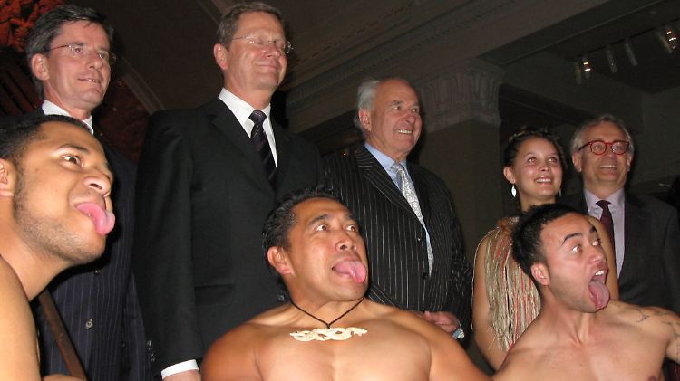 Außenminister Westerwelle schaut sich in Auckland eine traditionelle Maori-Zeremonie an.