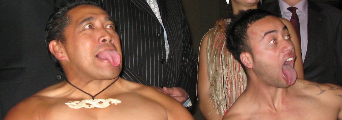 Außenminister Westerwelle schaut sich in Auckland eine traditionelle Maori-Zeremonie an.