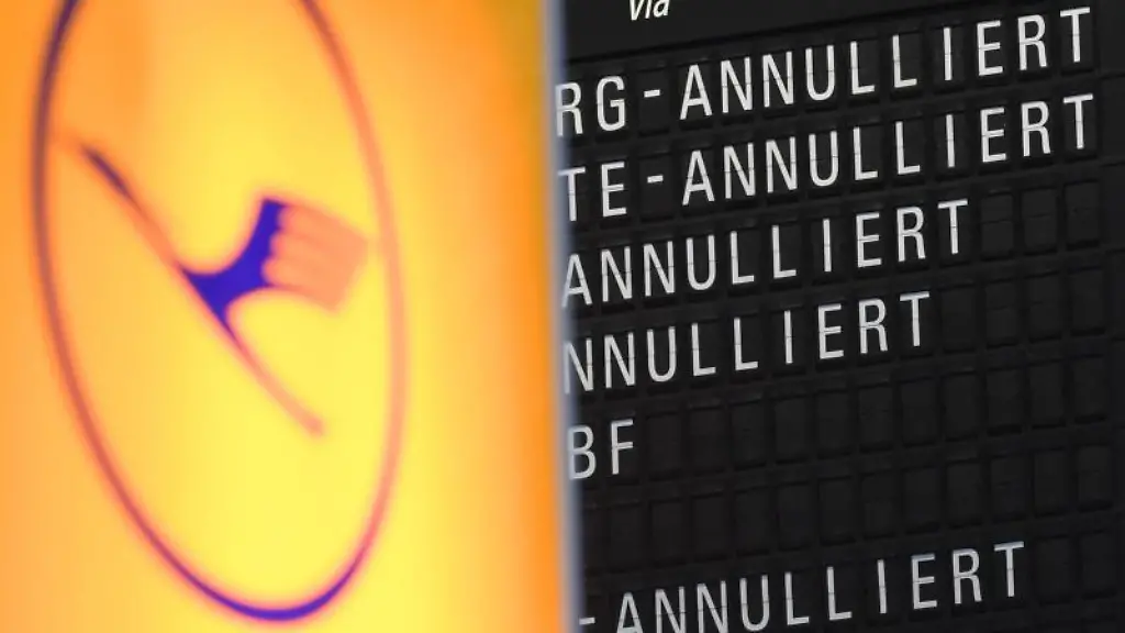 Lufthansa-Logo-vor-Anzeigetafel