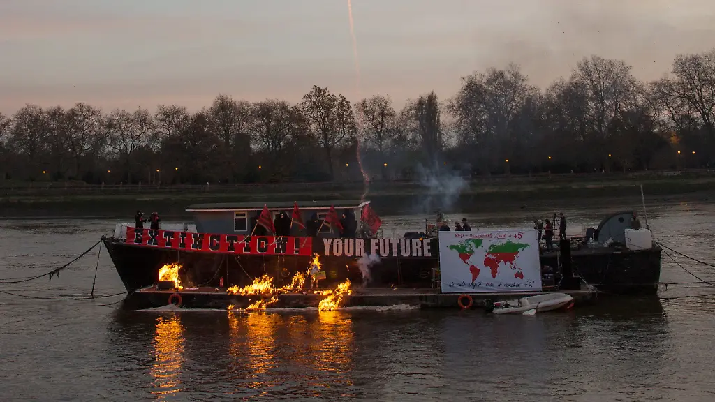 Zuschauer-konnten-das-Spektakel-auf-der-Themse-miterleben