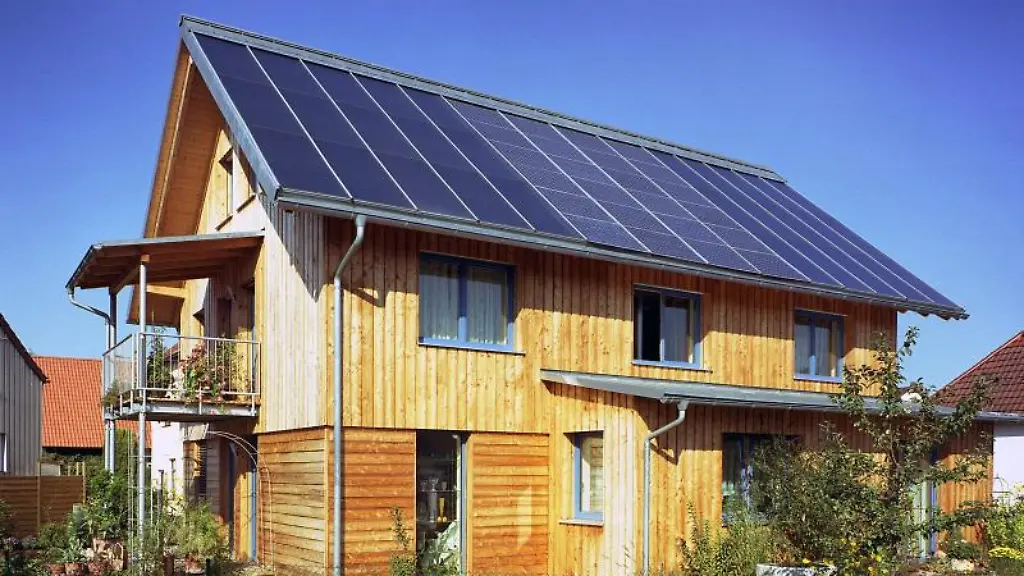 Haus-mit-grossen-Solaranlagen-auf-dem-Dach