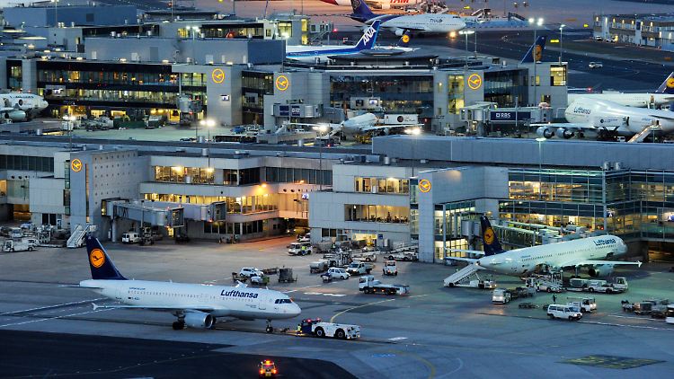 Nächtlicher Betrieb am größten deutschen Flughafen in Frankfurt/Main.