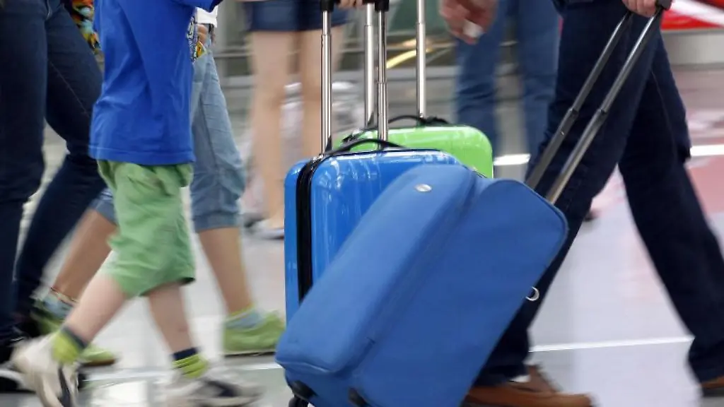 Reisende-mit-Koffern-auf-einem-Flughafen