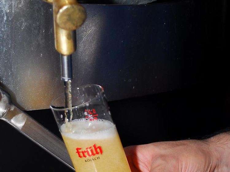 Was wäre Kölsch ohne reines Wasser? Das beliebte Bier aus der Domstadt fließt in der Altstadt in Strömen.
