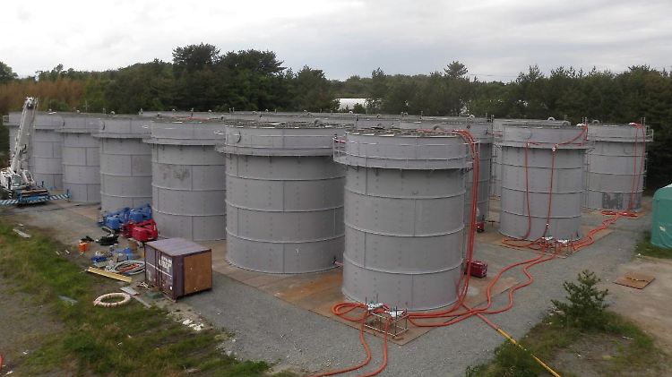 In diesen Containern wird ein Teil des verseuchten Wassers zwischengelagert.