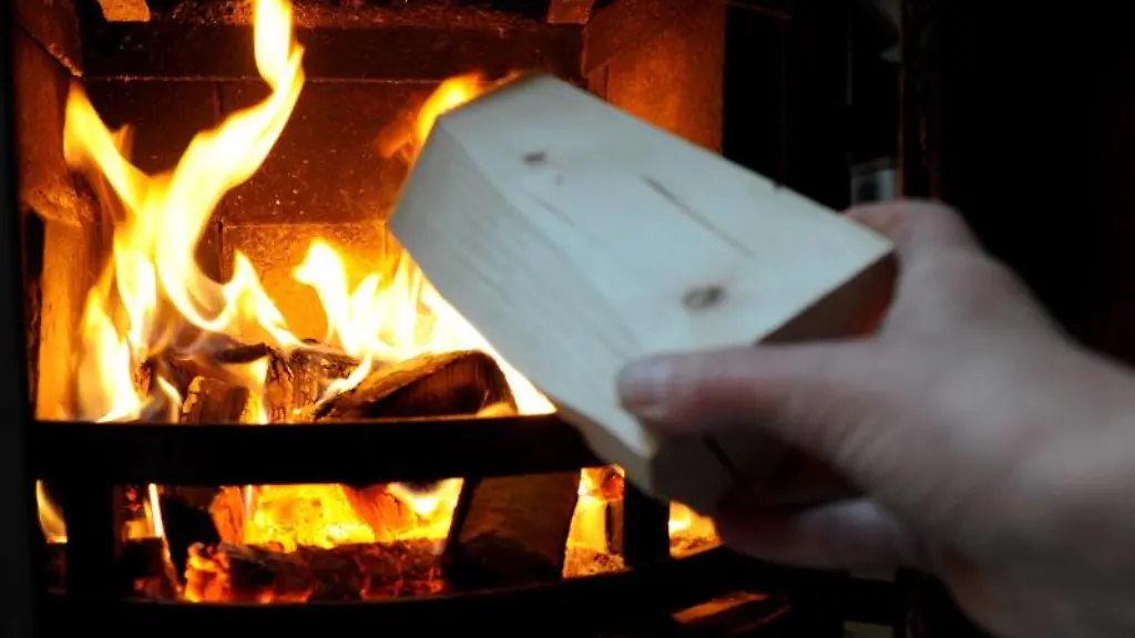 Befeuerung-eines-Holzofens