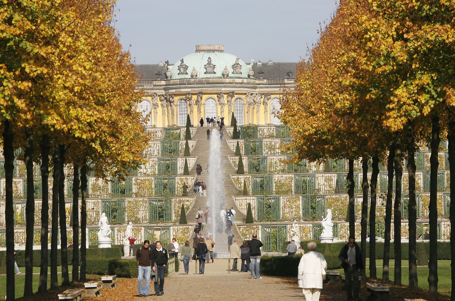 Sanssouci, das Sommerschloss Friedrichs des Großen mit seinen Gartenanlagen vor den Toren Potsdams, gehört zu den schönsten und populärsten Sehenswürdigkeiten in Deutschland.