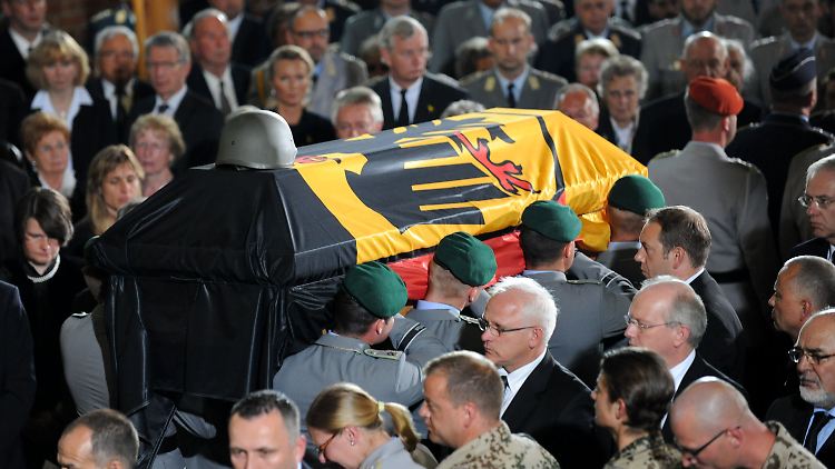 Abschied von drei toten Kameraden.