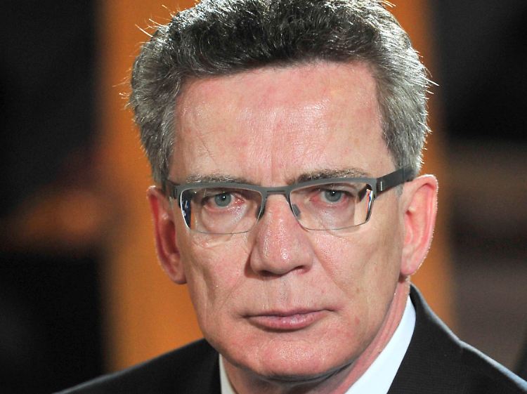 Verteidigungsminister de Maiziere, erst drei Monate im Amt, muss seine erste Trauerrede halten.