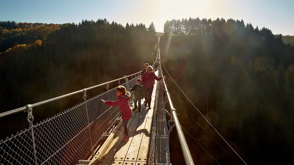 Die-100-Meter-hohe-und-360-Meter-lange-Geierlay-Bruecke-verbindet-die-Doerfer-Moersdorf-und-Sossberg-miteinander