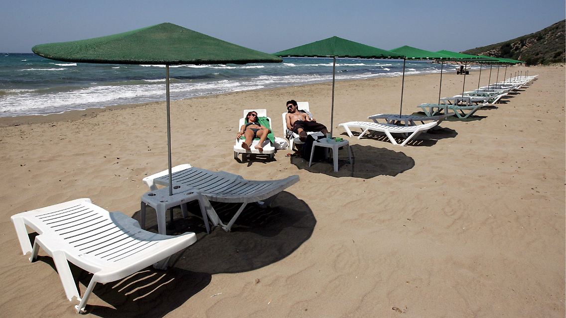 Touristenflaute in Griechenland: Leerer Strand nahe Patras.