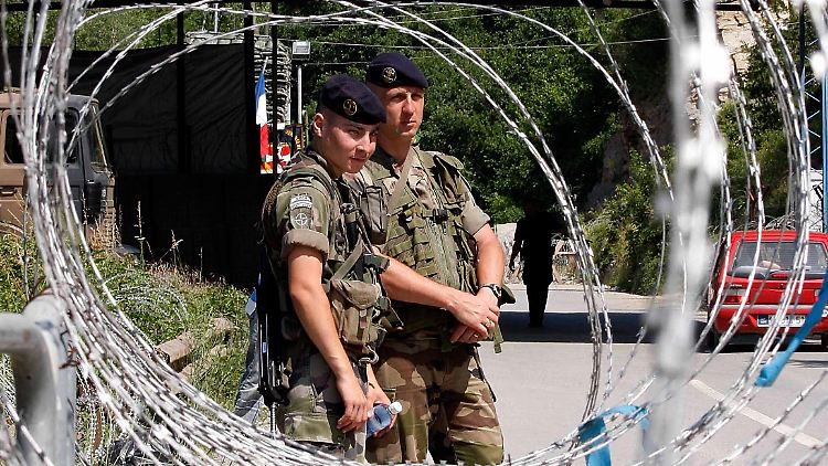 Französische Soldaten an einem Checkpoint zwischen Serbien und Kosovo.