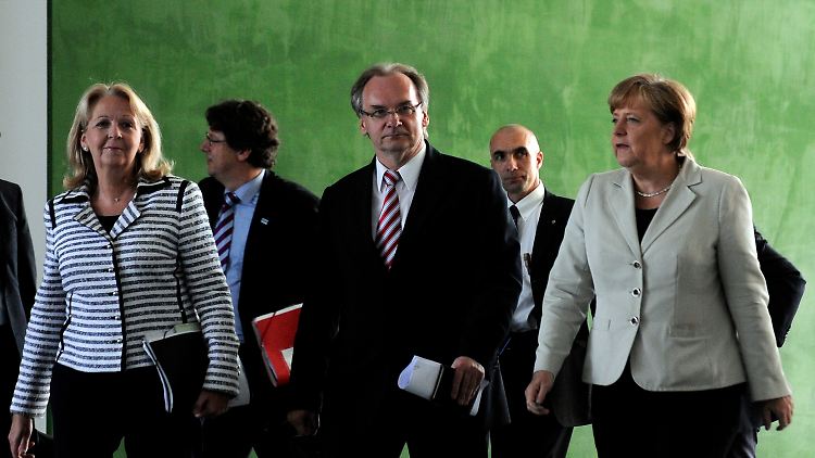 Grüner wird's nicht: Kanzlerin Merkel kommt in Begleitung von Kraft und Sachsen-Anhalts Regierungschef Haseloff zur Pressekonferenz.