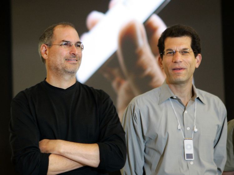 Jon Rubinstein (r.) mit Steve Jobs bei einer Veranstaltung in Paris im Jahr 2005.