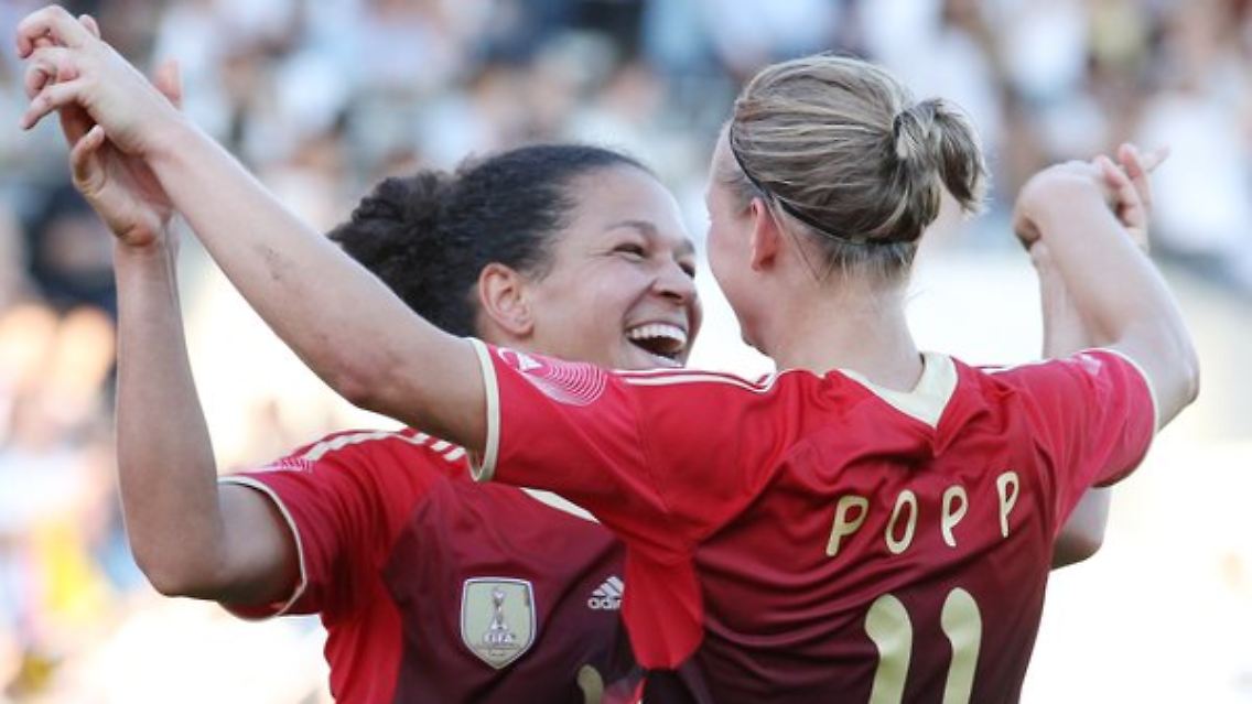 Die deutsche Torschützin Alexandra Popp feiert ihren Treffer zum 5:0 mit ihrer Teamkollegin Celia Okoyino da Mbabi.