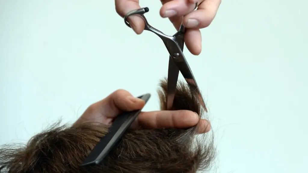 Fuer-Friseure-in-Ausbildung-gilt-der-Mindestlohn-nicht-Sie-werden-oft-unterdurchschnittlich-bezahlt
