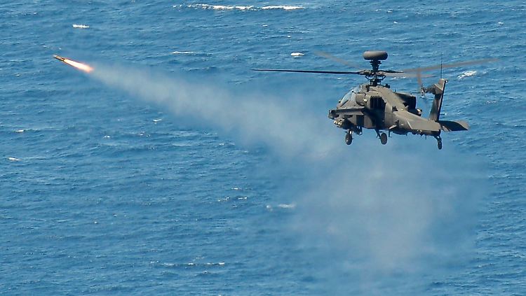 Ein britischer Apache-Helikopter bei einem Manöver.