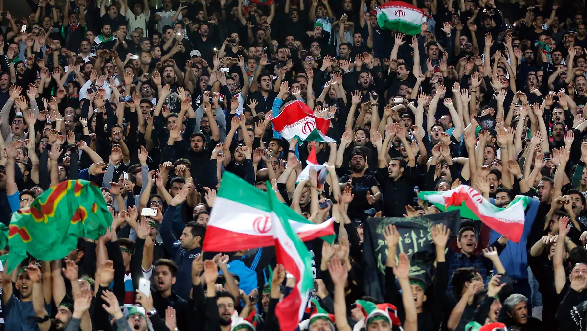 Bis-auf-ihre-Nationalflagge-hielten-sich-die-glaeubigen-Iraner-bei-der-WM-Qualifikation-am-Aschura-Fest-farblich-zurueck