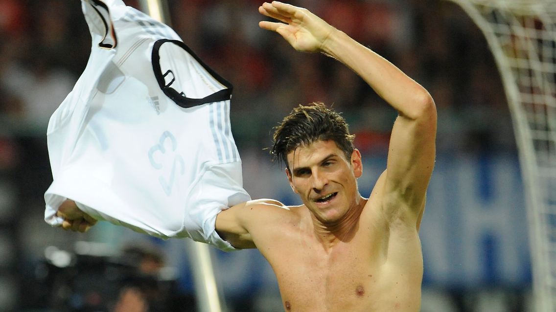 Runter mit den Klamotten: Mario Gomez feiert sein zweites Tor.
