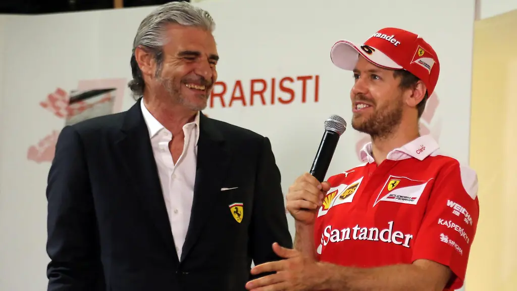 Nach-Baldisserris-Meinung-leidet-das-Ferrari-Team-mit-Maurizio-Arrivabene-l-und-Sebastian-Vettel-r-unter-mangelnder-Innovation