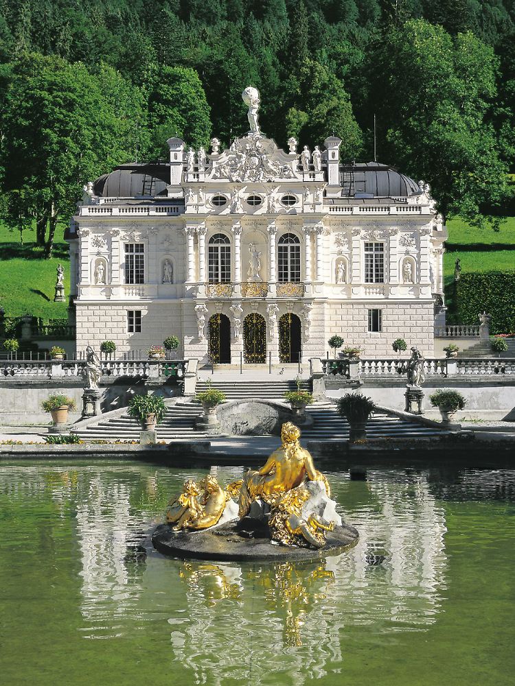 Prunkbau in kunstvoll angelegtem Landschaftsgarten: Linderhof ist das einzige Schloss, das der Märchenkönig bewohnt hat.