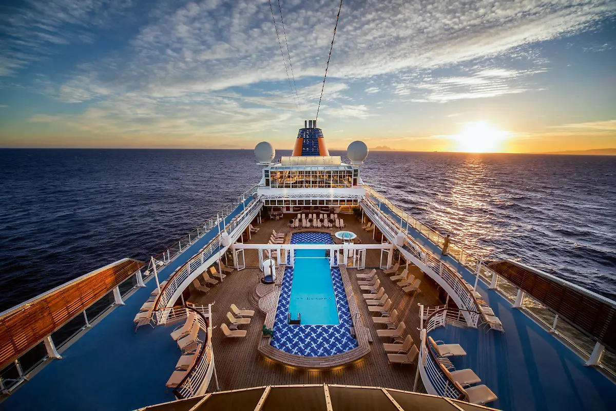 07-2014-02-28-EUR-Pooldeck