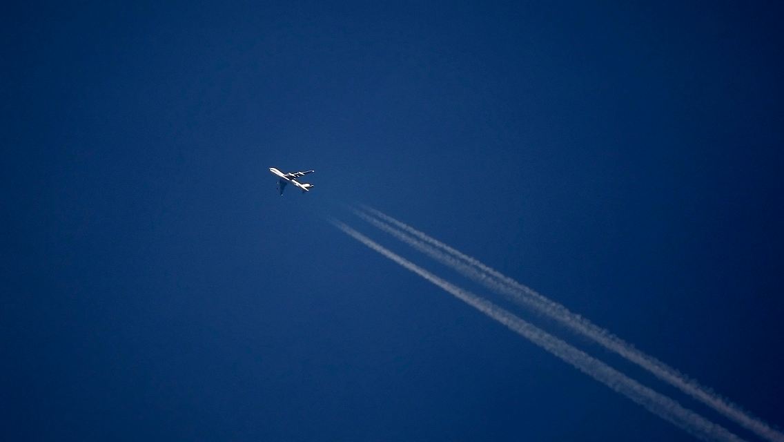 Eine Boeing 747 am Himmel über Singapur: Rein rechnerisch saß bereits die halbe Weltbevölkerung in Maschinen diesen Typs.