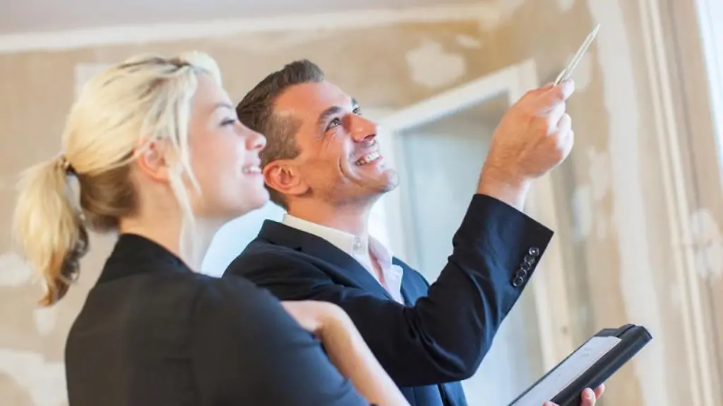 Makler-kuemmern-sich-um-die-Vermittlung-von-Immobilien-Fuer-diese-Leistung-bekommen-sie-Geld-Bei-Mietobjekten-zahlt-der-Besteller