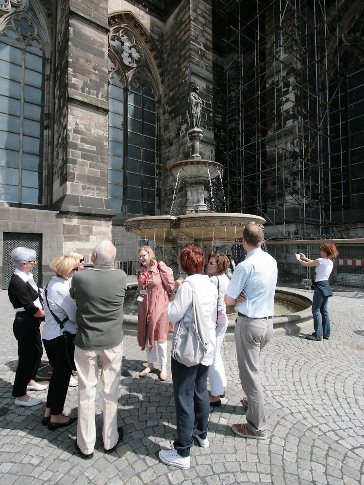Stadtführerin Ute Fendel beweist Besuchern, dass Köln eine Stadt am Wasser ist.
