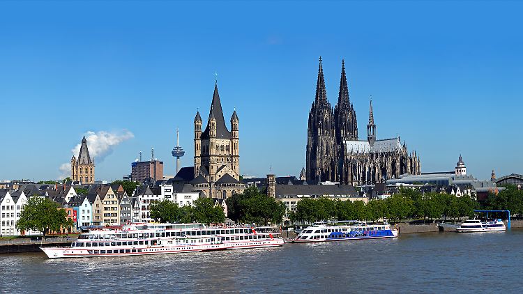 Bei Schiffstouren auf dem Rhein lassen die Passagiere an Deck das Panorama der Domstadt an sich vorbeiziehen.